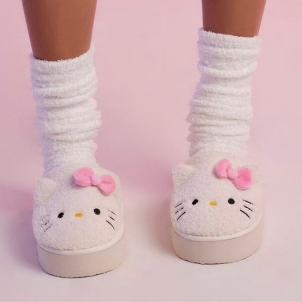 (M) Hello Kitty Plush x Forever 21 Platform House slippers